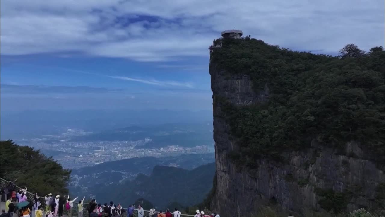 8498810_天門山翼裝賽 千四米高空飛馳 - 截图7
