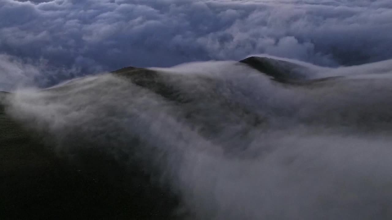8495816_宕昌雲海草甸 風車映襯如畫 - 截图1