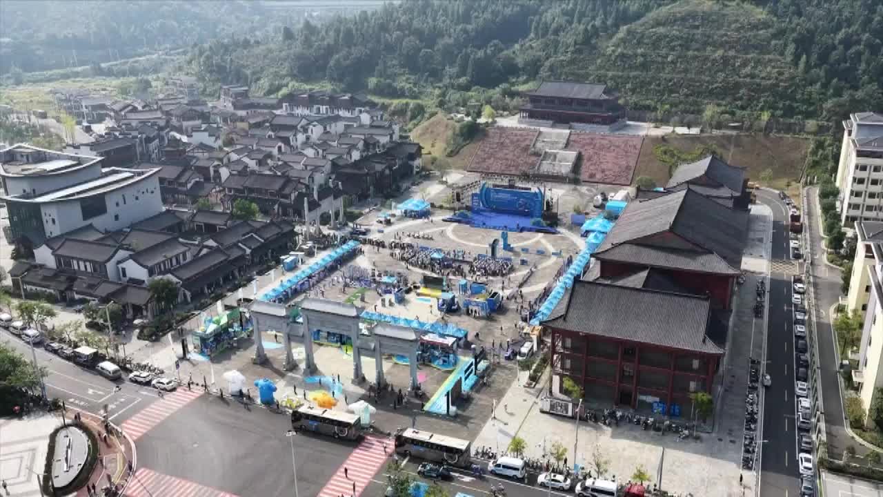 8500140_環鄱陽湖單車賽 逾百車手競逐 俯瞰神州 - 截图1
