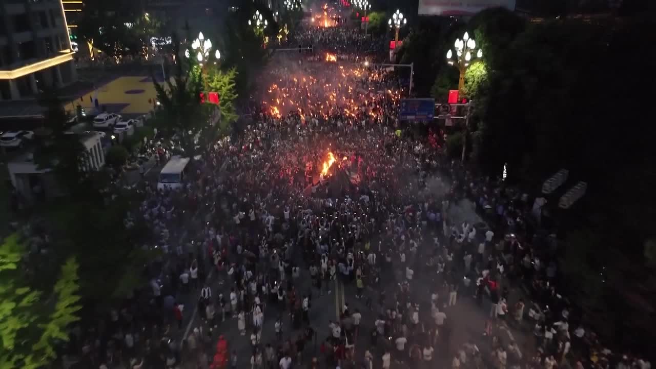 8493123_凉山火把狂欢 彝族文化绽放 俯瞰神州 - 截图1