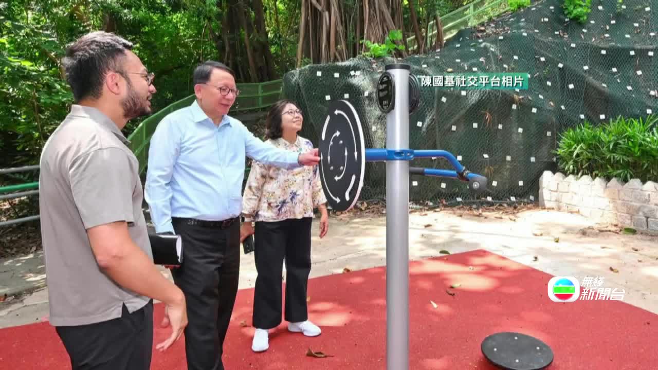 官員視察現場的一般活動照片,資訊量不多(30/100) 官員視察現場的一般活動照片,資訊量不多