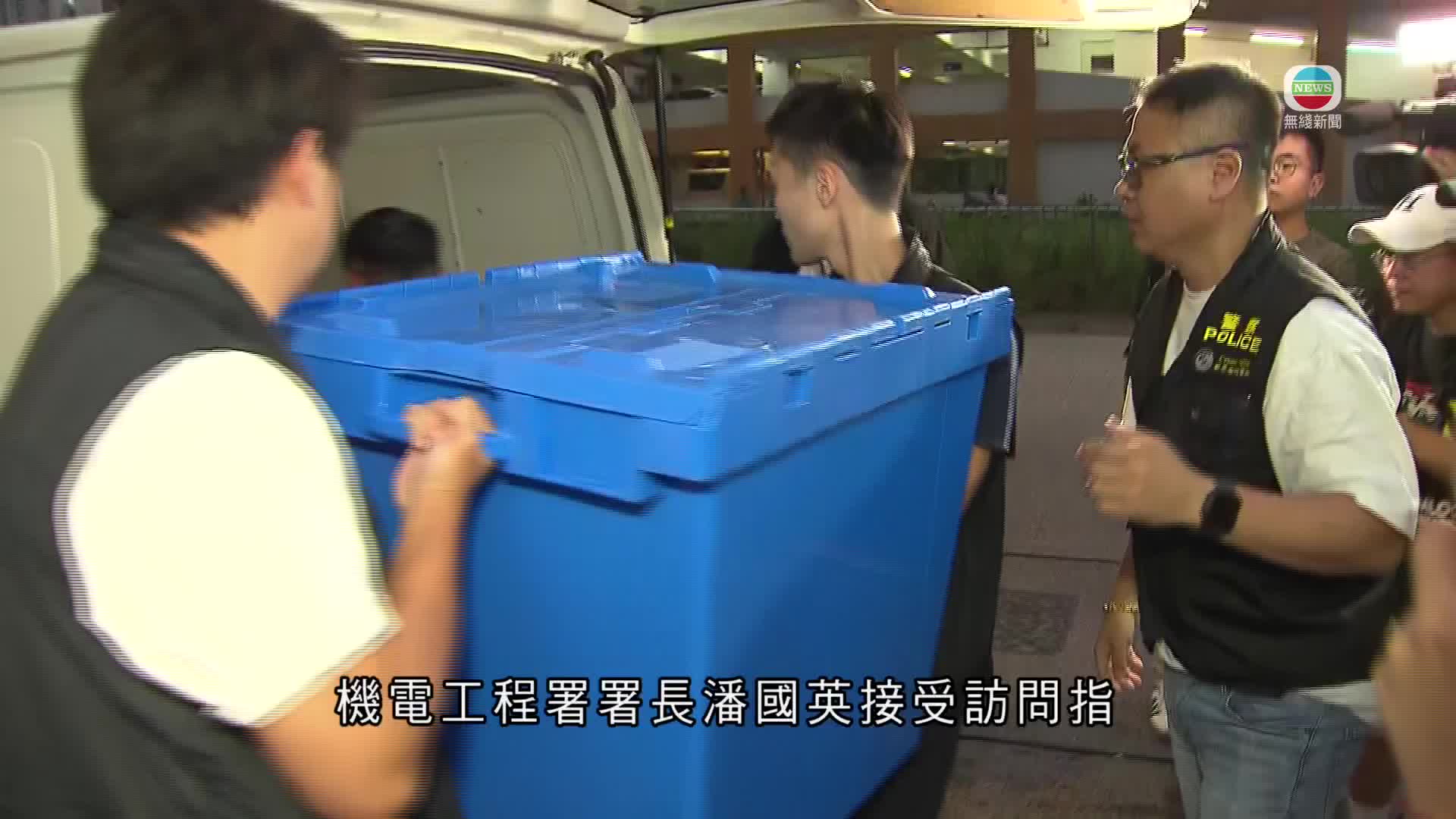 警員搬運藍色箱,屬事件現場畫面,資訊有限;底部字幕僅標示人物身份(45/100) 警員搬運藍色箱,屬事件現場畫面,資訊有限;底部字幕僅標示人物身份